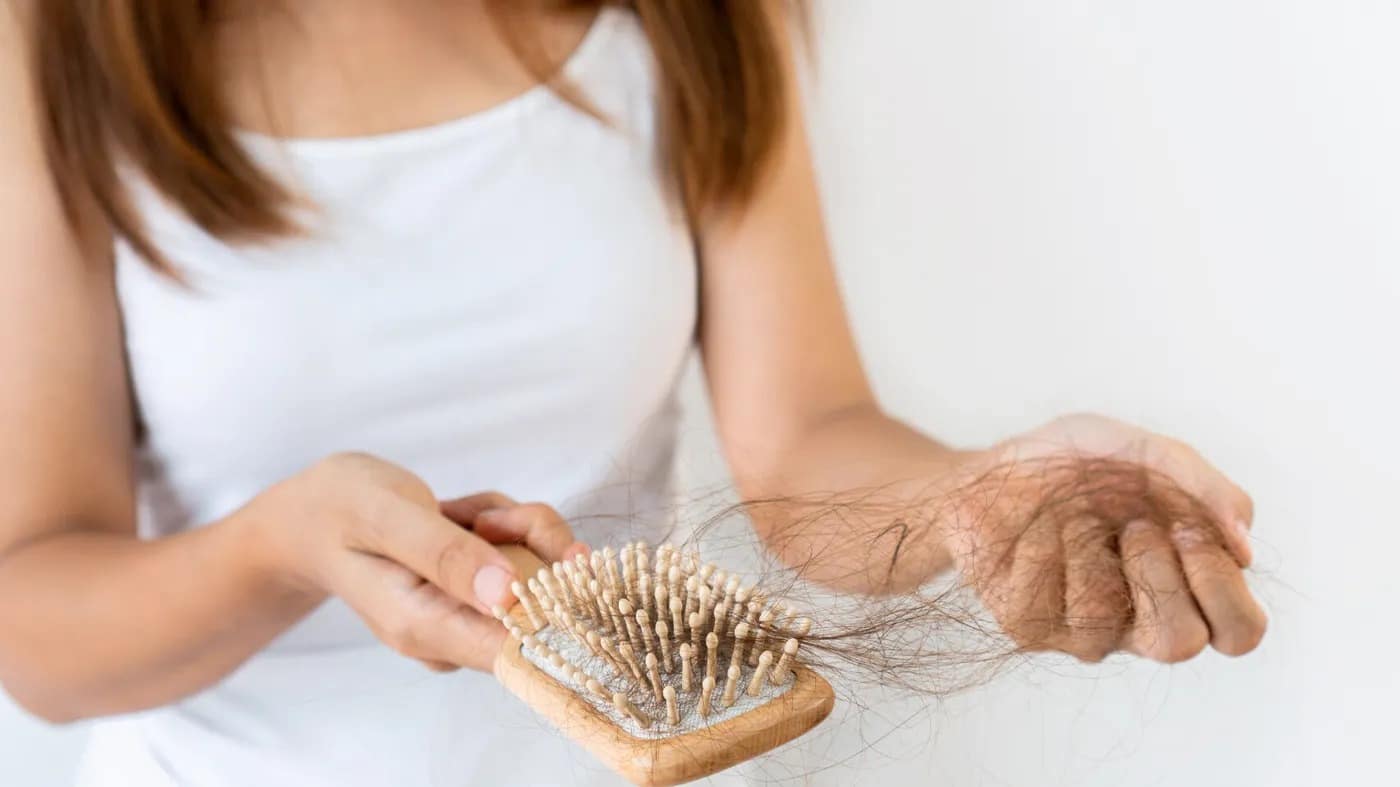 Comment un dermatologue peut-il aider les femmes en cas de chute de cheveux ?