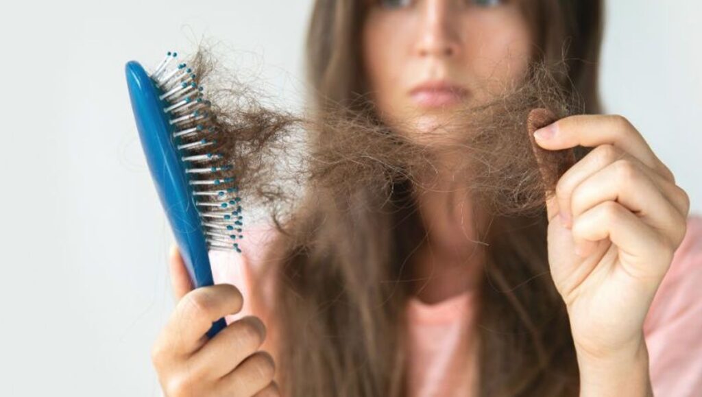 Perte de cheveux femme jeune : Quel traitement choisir ?
