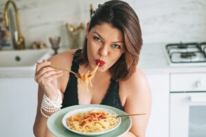 Les 3 aliments à éviter après 18h pour perdre du poids facilement et avoir un dîner plus léger