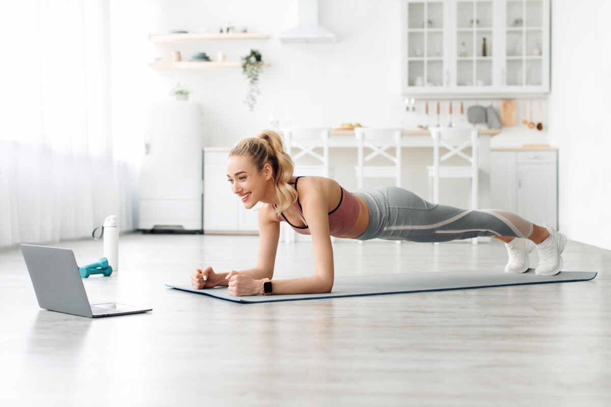 Ventre plat : oubliez le gainage, cette nouvelle méthode d'abdos recommandée par un coach sportif fait la différence