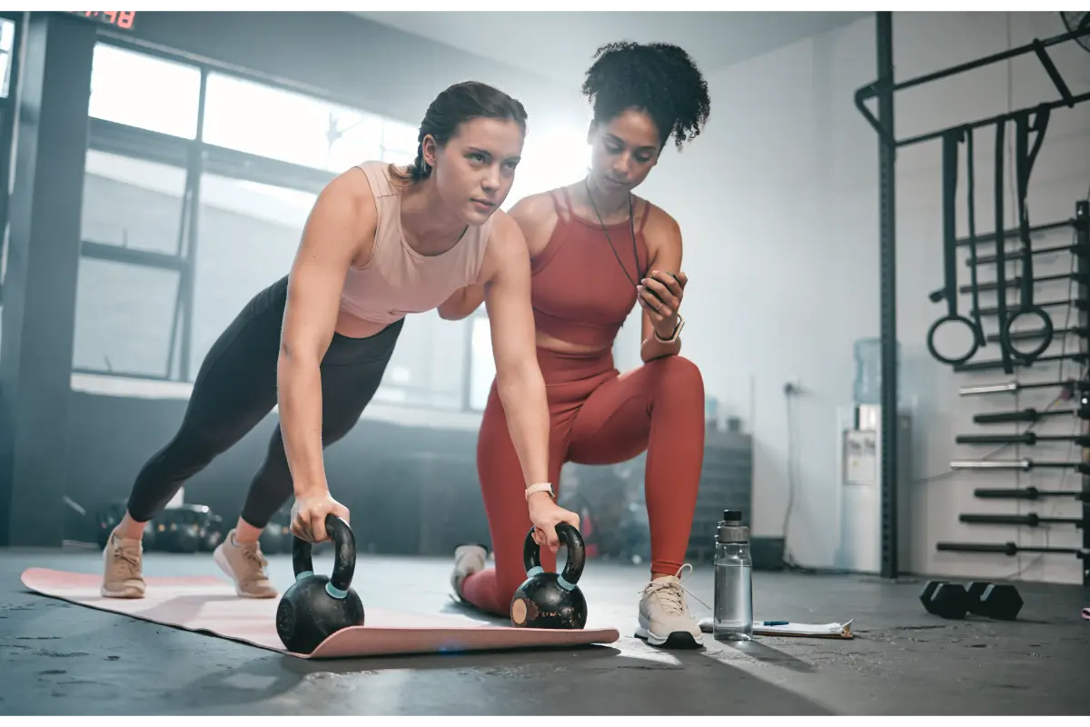 Je suis coach sportif et voici l’exercice que je recommande à ceux qui veulent renforcer leurs hanches et améliorer leur flexibilité du bas du corps